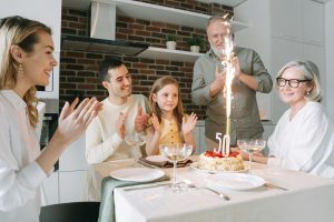 Familienfeier mit Geburtstagskuchen und Zahl 50 – stellt dar, dass ADHS auch mit 50 Jahren und darüber hinaus noch diagnostiziert und behandelt werden kann.