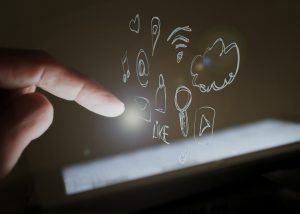 Ein Finger deutet auf digitale Symbole, die über einem Tablet schweben, darunter E-Mail, Herz und WLAN-Symbol. Digitale Tools bieten neue Möglichkeiten zur Unterstützung von Personen mit ADHS Schweiz, etwa durch Erinnerungen, Aufgabenlisten und Achtsamkeitstraining. Die richtige App kann den Alltag mit ADHS in der Schweiz erheblich erleichtern.