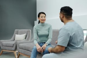 Zwei Personen sitzen in einer modernen Praxisumgebung und führen ein Gespräch. Die Szene wirkt ruhig und vertrauensvoll – ein typisches Setting für ein erstes Gespräch bei ADHS-Verdacht in der Schweiz.