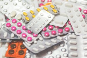 Ein bunter Mix aus Blisterpackungen mit verschiedenen Tablettenformen und -farben liegt gestapelt aufeinander. Die Vielfalt zeigt die Bandbreite an Medikamenten, die bei ADHS zum Einsatz kommen können. In der Schweiz erfolgt die Auswahl immer individuell abgestimmt auf das jeweilige Beschwerdebild.