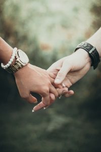 Zwei Menschen halten sich liebevoll an den Händen – ein Symbol für Vertrauen und gegenseitige Unterstützung. Gerade bei ADHS im Beruf Schweiz spielt das soziale Umfeld eine zentrale Rolle.