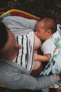 Eine Mutter stillt ihr Baby in einer ruhigen Umgebung. Auch intime Momente wie das Stillen können bei ADHS zur Reizüberflutung führen, vor allem wenn in der Schweiz zusätzlich organisatorischer Druck durch Familie und Alltag hinzukommt.