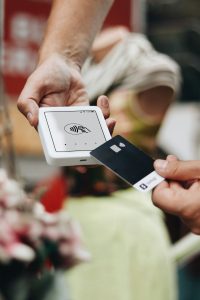 Eine Person hält eine Kreditkarte an ein kontaktloses Zahlungsterminal. Menschen mit ADHS erleben beim Einkaufen oft spontane Impulskäufe – ein Auslöser für finanzielle Reizüberflutung. Gerade in der Schweiz kann ein strukturierter Umgang mit digitalen Zahlungsmethoden helfen, Kontrolle zu behalten.