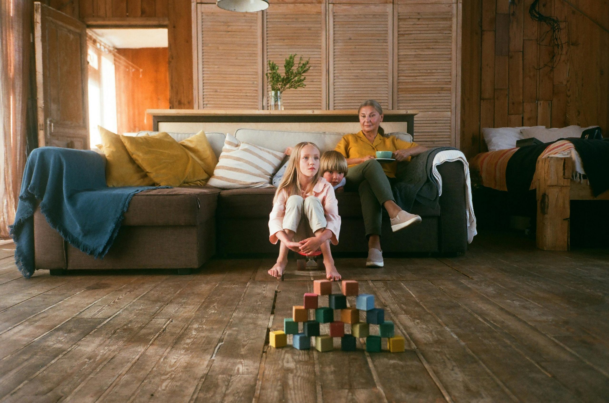 ADHS zeigt sich häufig schon in der Kindheit und kann über Generationen hinweg auftreten. Das Bild symbolisiert familiäre Zusammenhänge und die Weitergabe neurodivergenter Merkmale.