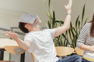 Frustrierter Student mit ADHS beim Lernen – Konzentration fällt schwer.