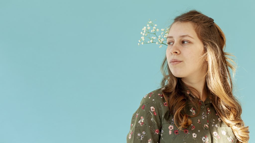 Junge Frau mit nachdenklichem Blick – symbolisch für Selbstreflexion bei ADHS.