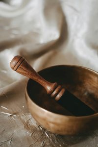 Eine Klangschale mit Klöppel liegt bereit für den Einsatz in der Klangtherapie. Diese Methode wird in der Naturheilkunde bei ADHS in der Schweiz oft zur Beruhigung des Nervensystems und zur Förderung der Konzentration verwendet.