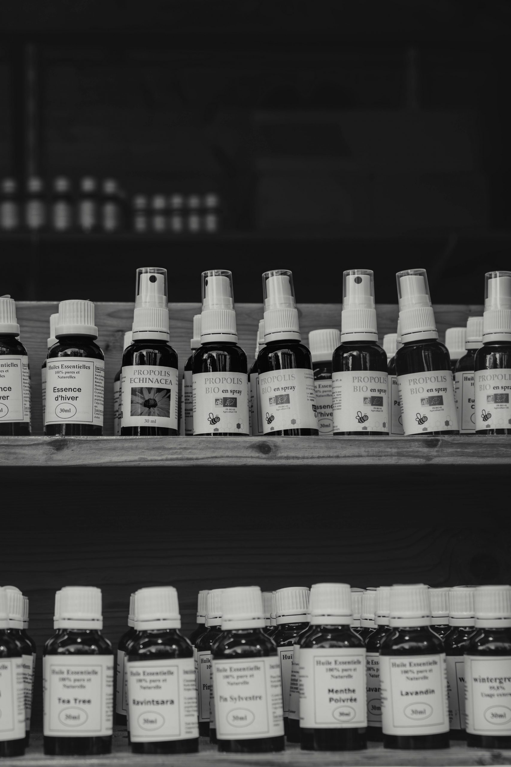 Ein Regal mit verschiedenen ätherischen Ölen und Sprays, die in der komplementären Medizin genutzt werden. In der Naturheilkunde bei ADHS in der Schweiz spielen solche pflanzlichen Mittel eine unterstützende Rolle bei Schlafproblemen, Unruhe oder Konzentrationsschwierigkeiten.