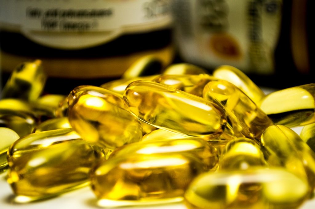 Mehrere glänzende Omega-3-Kapseln liegen auf einer hellen Oberfläche. Omega-3-Präparate werden häufig als Ergänzung bei der Behandlung von ADHS Schweiz eingesetzt, um kognitive Funktionen zu unterstützen.