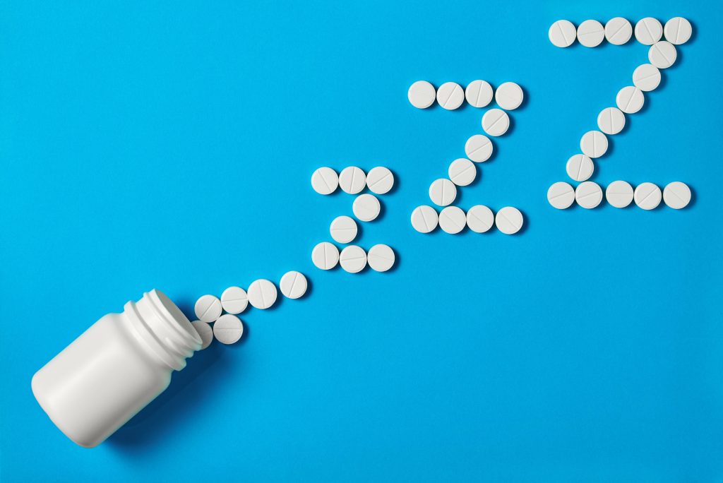 Weisse Tabletten formen auf einem blauen Hintergrund die Buchstaben „ZZZ“ und symbolisieren den Schlaf. Menschen mit ADHS Schweiz greifen bei Schlafstörungen manchmal auf unterstützende Medikamente zurück. Wichtig ist eine ärztliche Begleitung, um die richtige Therapie zu finden.
