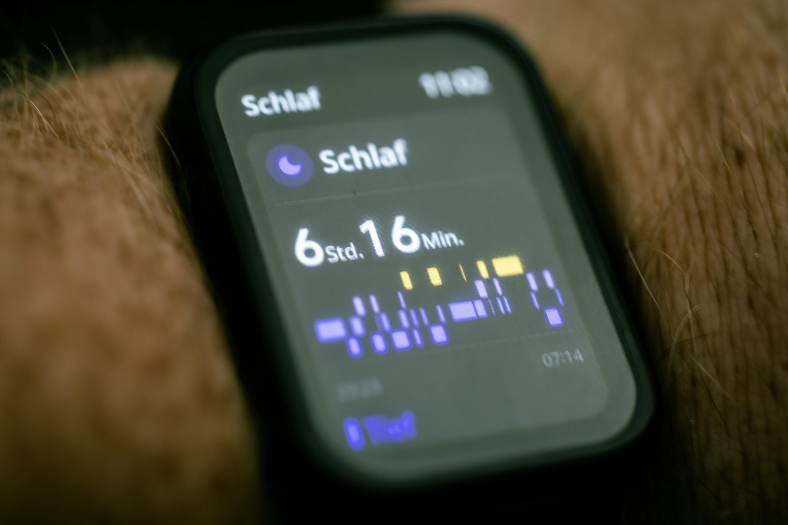 Eine Smartwatch zeigt detaillierte Schlafdaten an, darunter eine Gesamtschlafdauer von 6 Stunden und 16 Minuten. Schlaftracking hilft vielen Betroffenen von ADHS Schweiz, ihre Schlafqualität besser zu verstehen und gezielt zu verbessern. Regelmässiges Monitoring unterstützt eine individuell abgestimmte Therapie.