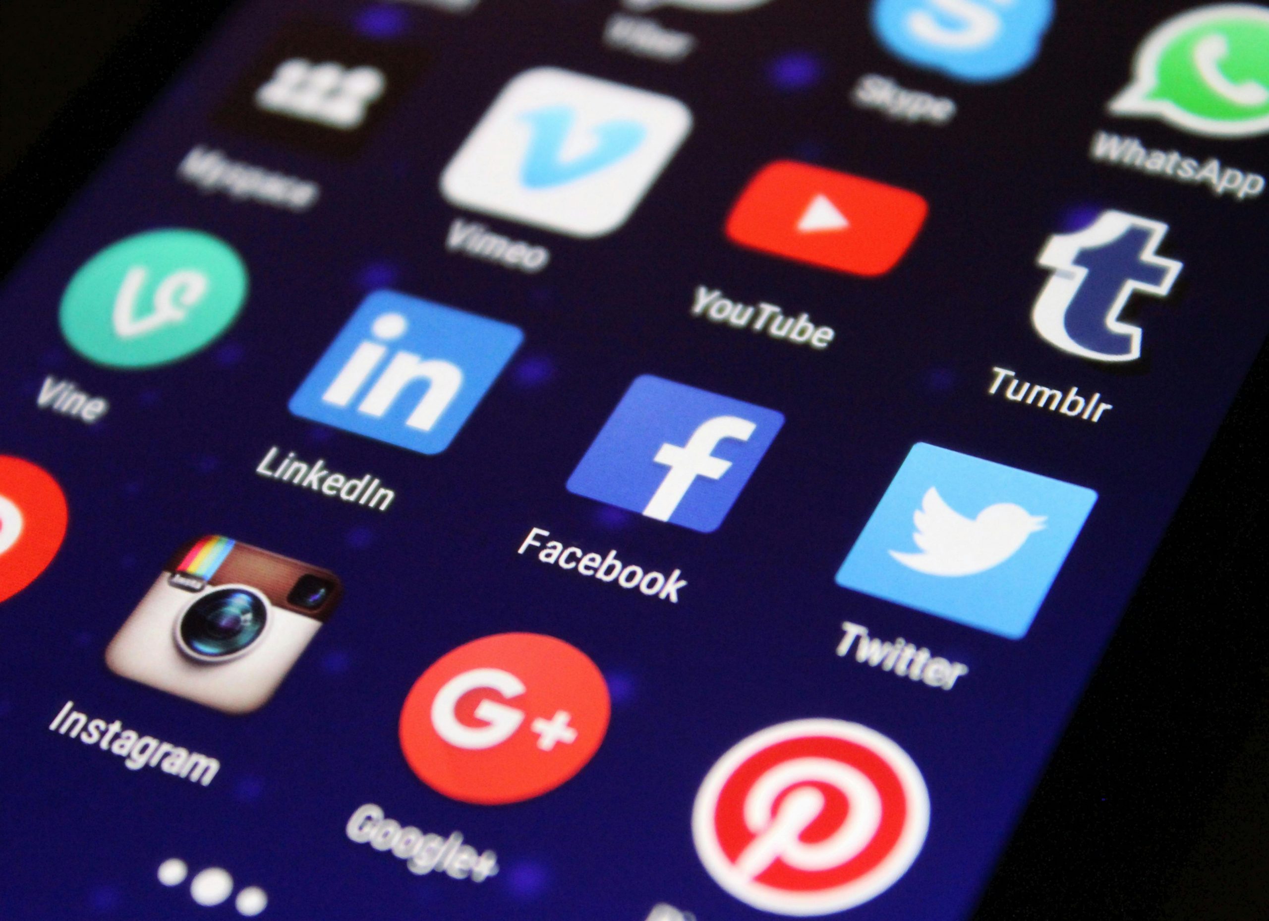 Ein Smartphone-Bildschirm zeigt eine Vielzahl von Social-Media-Apps wie Facebook, Twitter und Instagram. Die bunte Auswahl an Apps spiegelt die ständige Ablenkung wider. Im Bereich ADHS Schweiz spielt die Nutzung sozialer Medien eine wichtige Rolle.