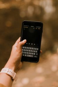 Eine Hand hält ein Smartphone, auf dem die Notizen-App geöffnet ist, bereit für eine neue Eingabe. Digitale Hilfsmittel wie Notizen-Apps werden bei ADHS Schweiz oft empfohlen, um Aufgaben und Gedanken schnell festzuhalten. So können Betroffene ihre Organisation im Alltag verbessern.