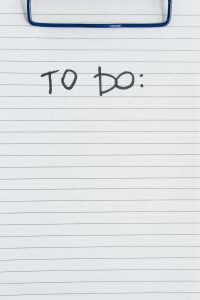 Eine leere To-do-Liste auf einem linierten Blatt mit dem Titel „TO DO:“. Menschen mit ADHS im Beruf in der Schweiz profitieren von klaren Strukturen wie dieser Liste, um den Arbeitsalltag besser zu bewältigen.