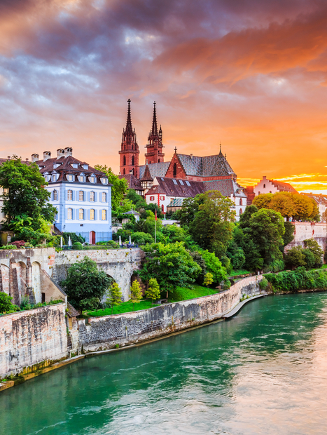 Basel, Schweiz, Altstadt mit roter Münsterkathedrale