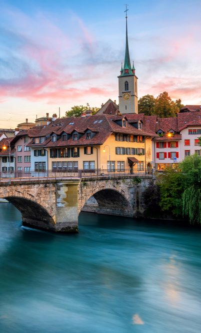 Historische Altstadt von Bern, Ziegeldächer, Brücken über die Aare.