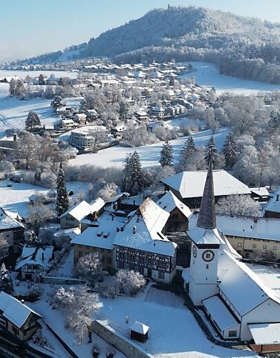 Stadtbild von Köniz im Winter, verschneit.