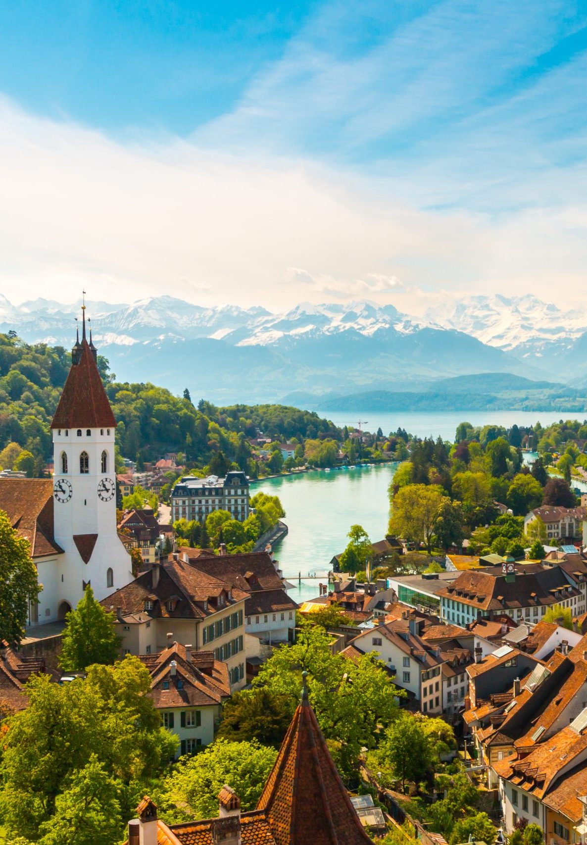 Panorama der Stadt Thun mit den Alpen und dem Thunersee, Schweiz.