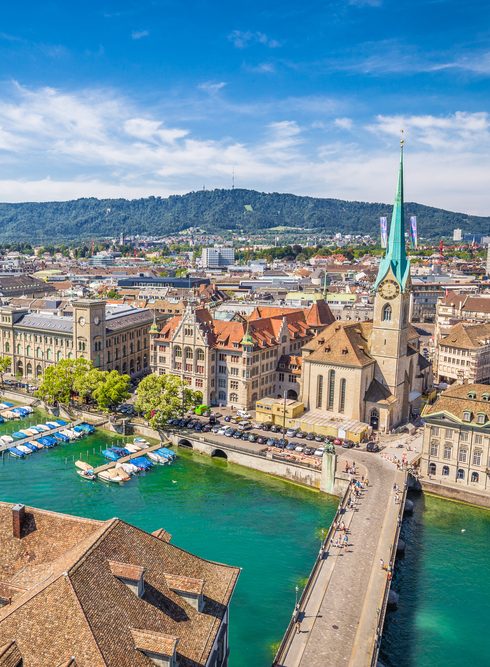 Luftaufnahme der historischen Innenstadt von Zürich mit dem berühmten Fraumünster.