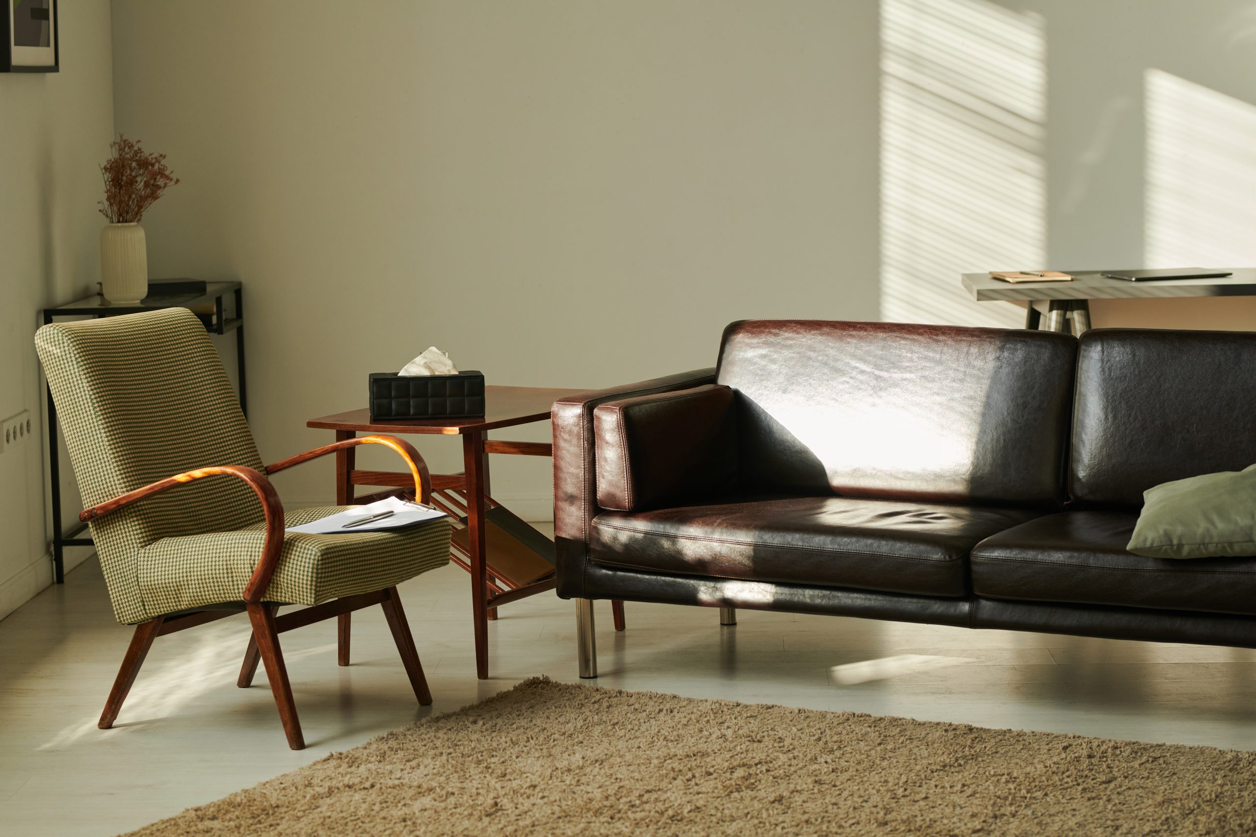 Modernes Büro für Psychotherapie-Sitzungen mit bequemem Sessel und Sofa