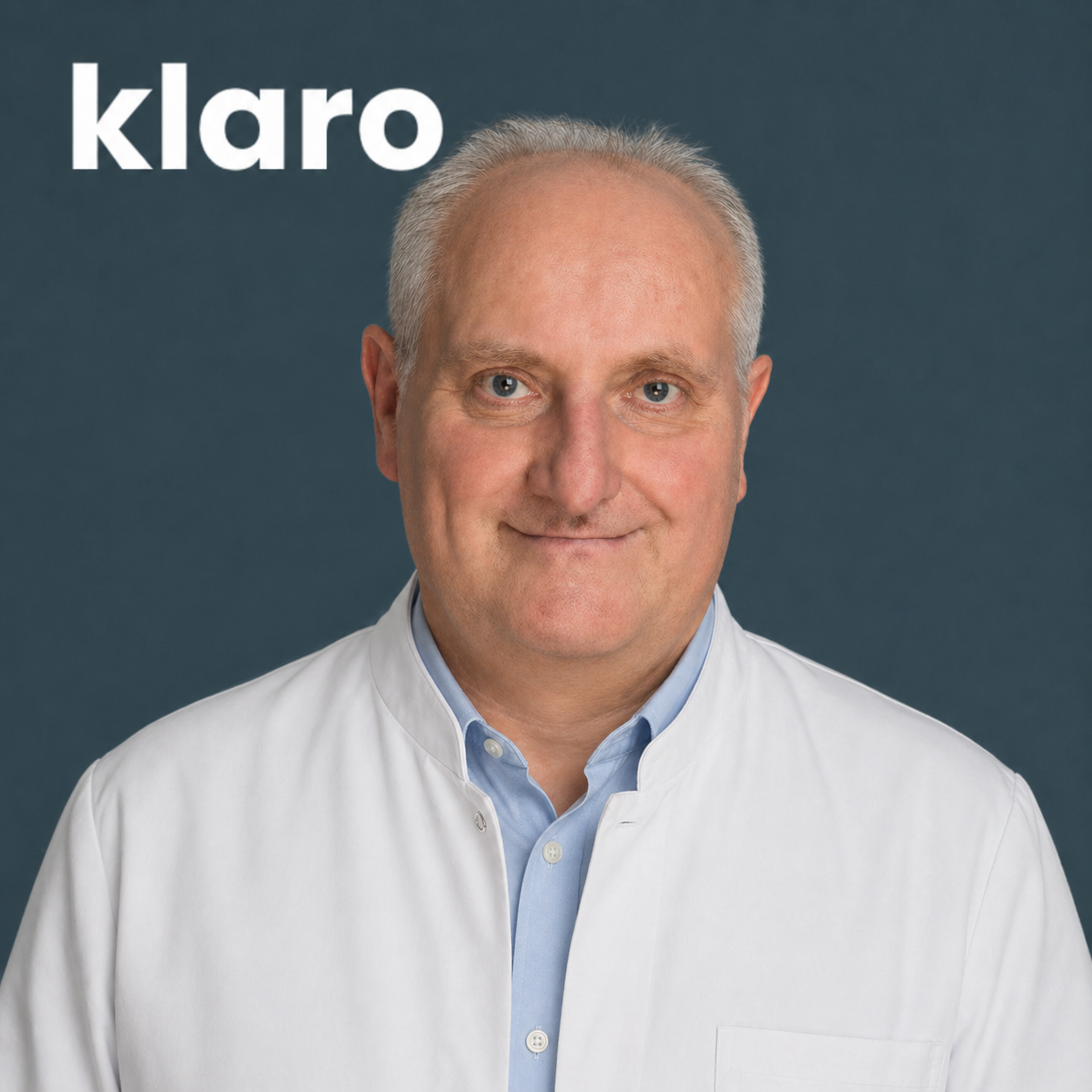 Porträt von Dr. med. Jens Westphal in weissem Kittel, Praktischer Arzt FMH und medizinischer Reviewer bei klaro-adhs.ch. Er begleitet Patientinnen und Patienten in der Schweiz bei der Abklärung und Behandlung von ADHS. Das Bild zeigt ihn vor einem klaro-Hintergrund als Teil des ärztlichen Teams für ADHS Schweiz.