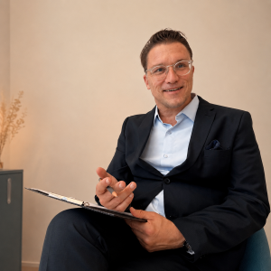 Dirk Sikorski, Facharzt für Psychiatrie und Psychotherapie bei klaro-ADHS, Porträt aus der Praxis im Greencity Zürich