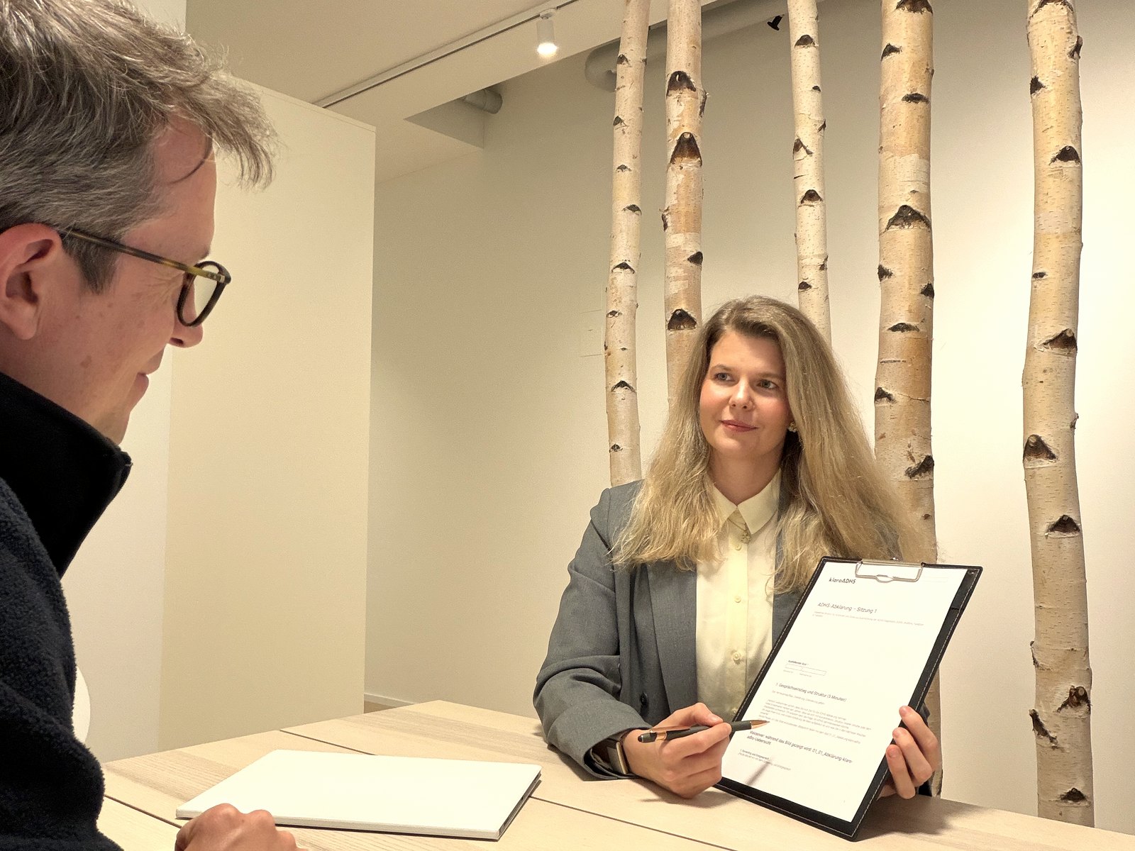 Erstgespräch in der klaro-ADHS Praxis im Greencity Zürich: Fachärztin bespricht die ADHS-Abklärung mit einem Patienten