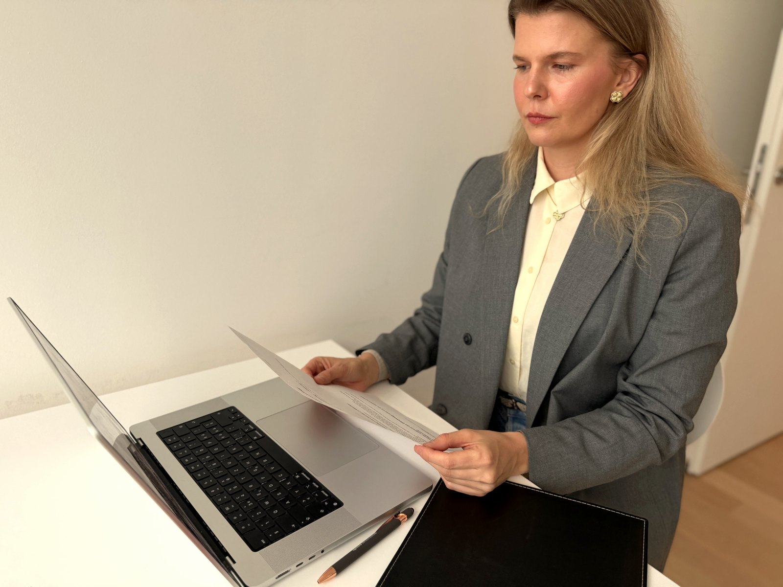 Fachärztin von klaro-ADHS prüft Anmeldeunterlagen am Laptop in der Praxis im Greencity Zürich