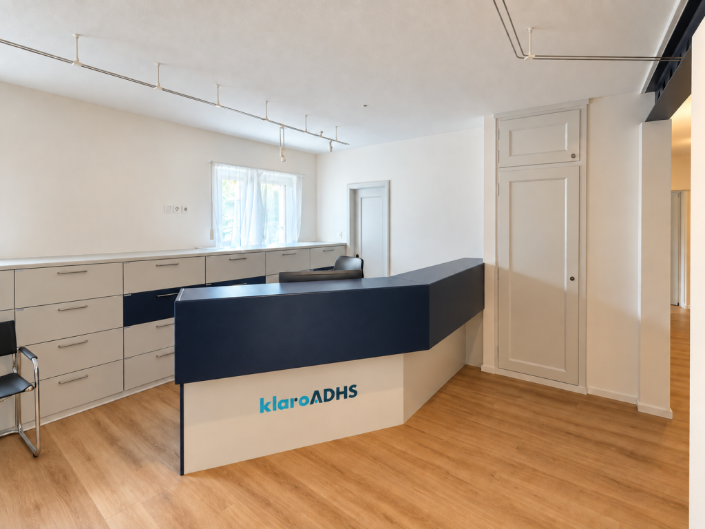 Empfang der klaro ADHS Praxis in Biel mit klaro ADHS Logo am Tresen, Alpenstrasse 3
