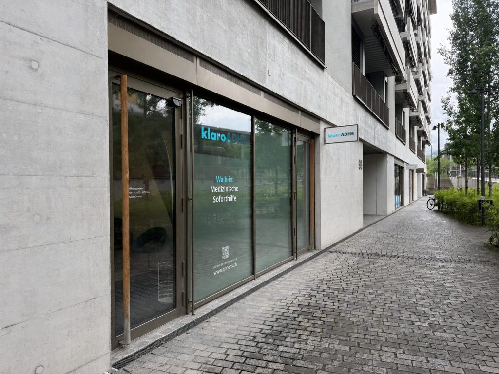 Eingang der klaro ADHS Praxis in Zürich Greencity, Maneggstrasse 93