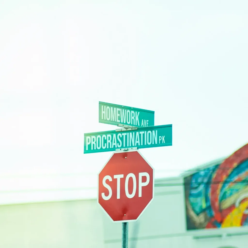 Zwei Strassenschilder zeigen „Homework Ave“ und „Procrastination Pkwy“ an, darunter ein Stoppschild. Ein Sinnbild für die Entscheidung zwischen Handeln und Aufschieben – eine Situation, die bei ADHS und Reizüberflutung in der Schweiz häufig vorkommt.