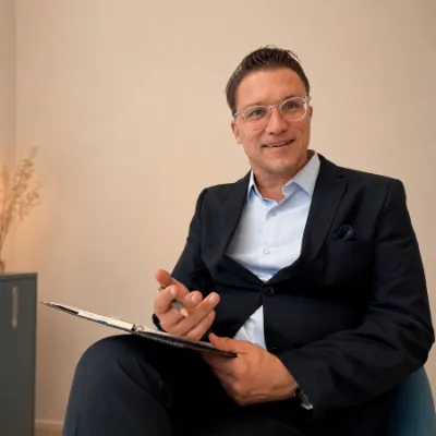 Dirk Sikorski, Facharzt für Psychiatrie und Psychotherapie bei klaro-ADHS, Porträt aus der Praxis im Greencity Zürich