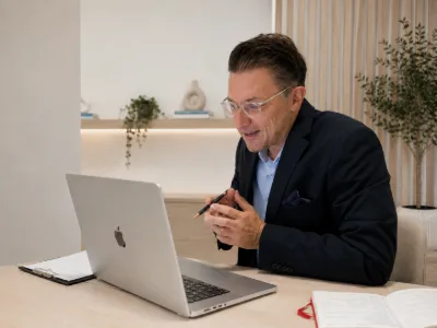 Dirk von klaroADHS führt in einer modern eingerichteten Praxis eine digitale Beratung am Laptop durch. Das Bild zeigt die Verbindung von persönlicher Fachlichkeit und flexibler ADHS-Therapie online in der Schweiz.