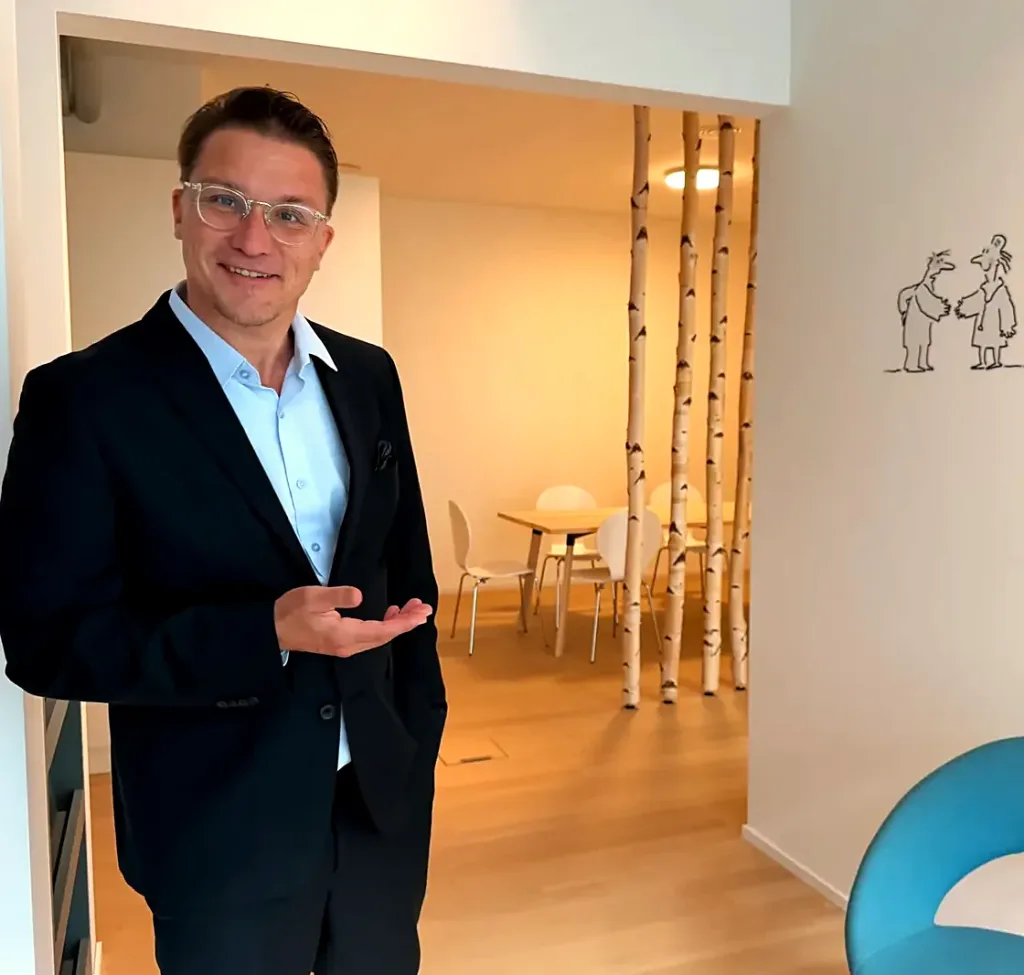 Dirk Sikorski, Facharzt für Psychiatrie und Psychotherapie, begrüsst im Wartebereich der klaro ADHS Praxis in Zürich
