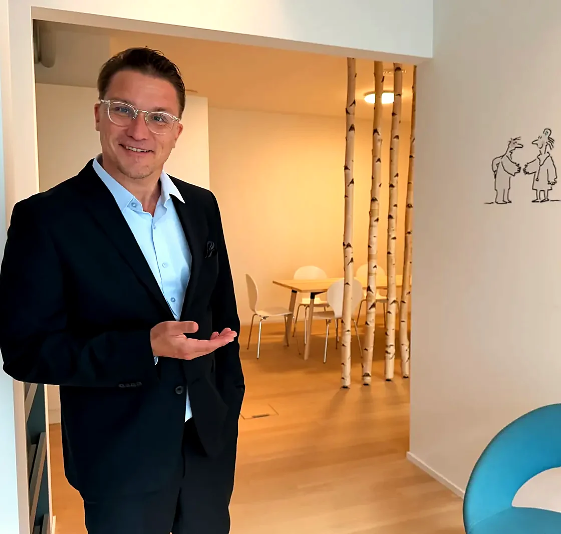 Dirk Sikorski, Facharzt für Psychiatrie und Psychotherapie, begrüsst im Wartebereich der klaro ADHS Praxis in Zürich