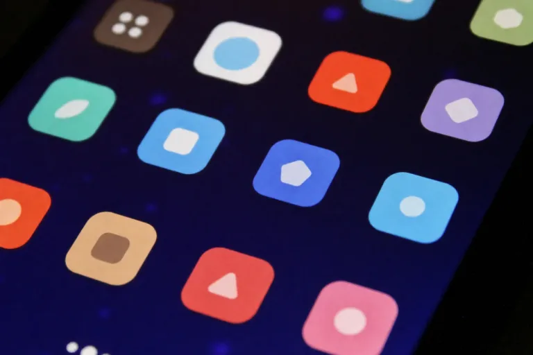 Smartphone-Bildschirm mit bunten App-Symbolen, KI-Illustration