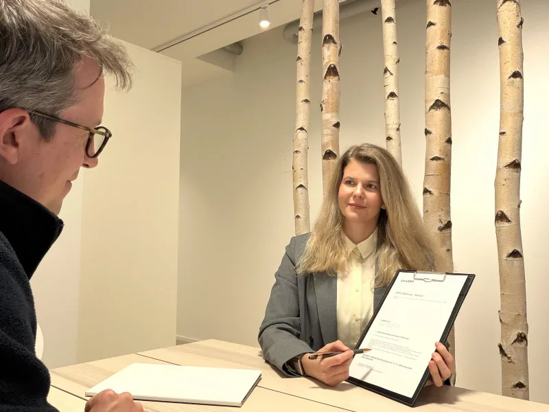 Erstgespräch in der klaro-ADHS Praxis im Greencity Zürich: Fachärztin bespricht die ADHS-Abklärung mit einem Patienten