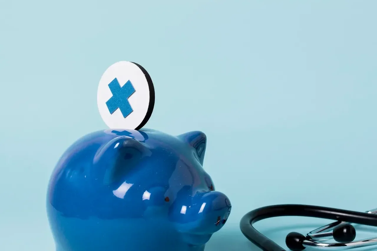 Blaues Sparschwein mit Stethoskop als Symbol für Therapiekosten